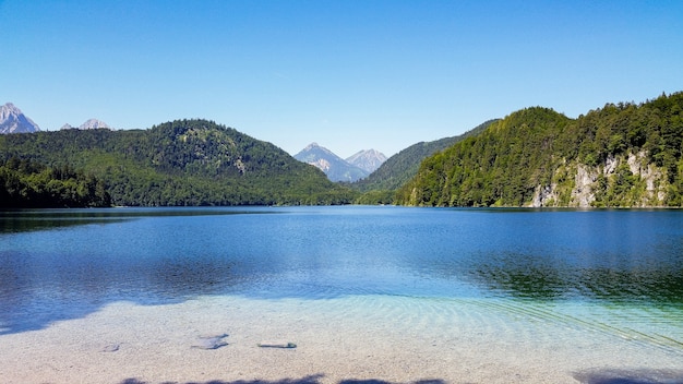 Bellissimo scatto del lago Alpsee a Schwangau, Germania