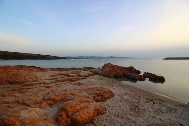 Bellissimo scatto del mare circondato da molte formazioni rocciose in una giornata di sole