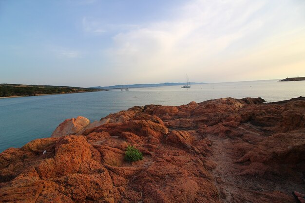 Bellissimo scatto del mare circondato da molte formazioni rocciose in una giornata di sole