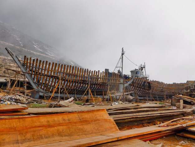 Bellissimo scatto del processo di costruzione di una nave in una giornata nuvolosa