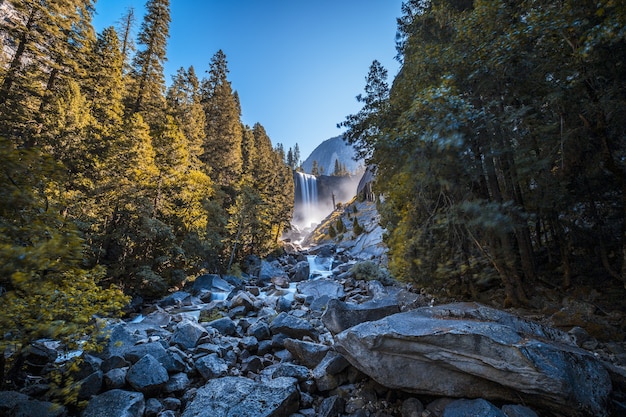 Bellissimo scatto della cascata di Vernal Falls del Parco Nazionale di Yosemite negli USA