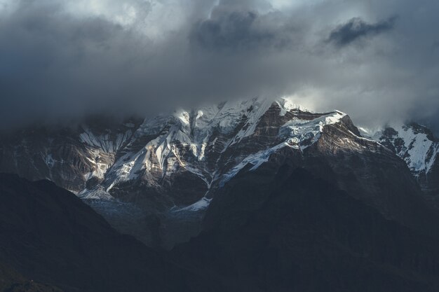 Bellissimo scatto della montagna dell'Himalaya tra le nuvole
