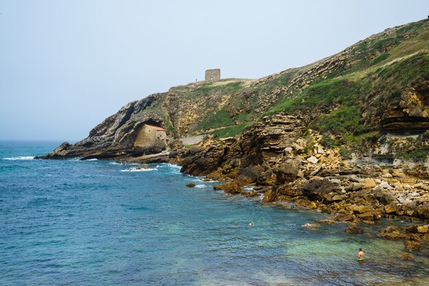 Bellissimo scatto della spiaggia di Santa Justa in Cantabria, Spagna