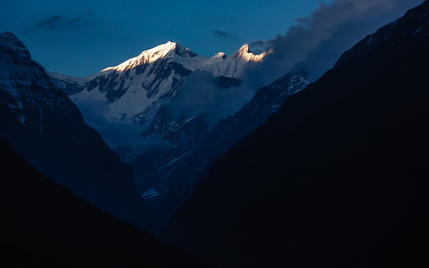 Bellissimo scatto delle montagne dell'Annapurna in Nepal Himalaya sul campo base dell'Annapurna