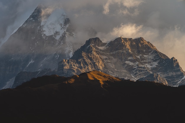 Bellissimo scatto delle montagne dell'Himalaya tra le nuvole