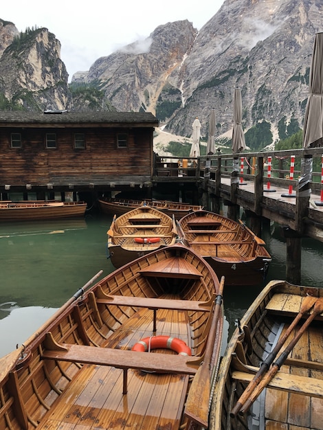 Bellissimo scatto di barche in legno sul lago di Braies, sulla superficie delle Dolomiti, Trentino-Alto Adige, Pa