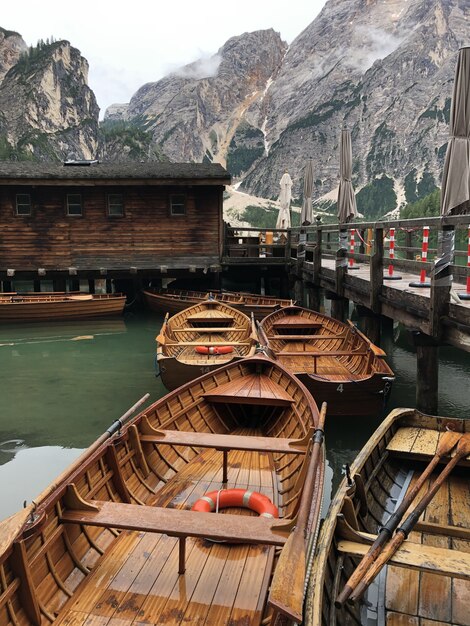 Bellissimo scatto di barche in legno sul lago di Braies, sulla superficie delle Dolomiti, Trentino-Alto Adige, Pa