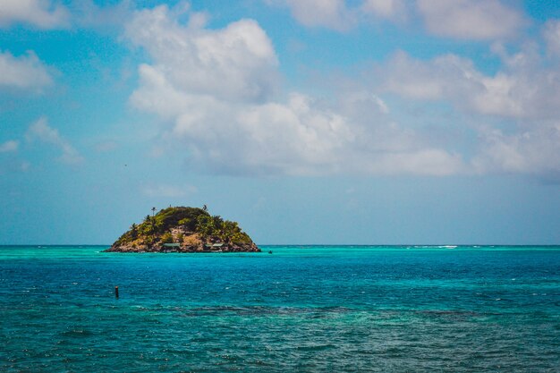 Bellissimo scatto di cayo cangrejo providencia in colombia con un cielo blu nuvoloso