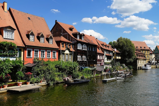 Bellissimo scatto di Klein Venedig Bamberg Germania attraverso un fiume con barche in una giornata nuvolosa