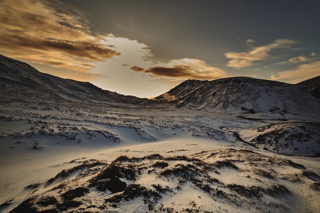 Bellissimo scatto di montagne con la neve dopo il tramonto in Islanda