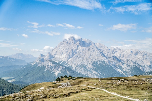 Bellissimo scatto di montagne innevate con nuvole bianche