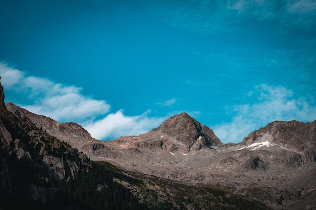 Bellissimo scatto di montagne rocciose con cielo blu