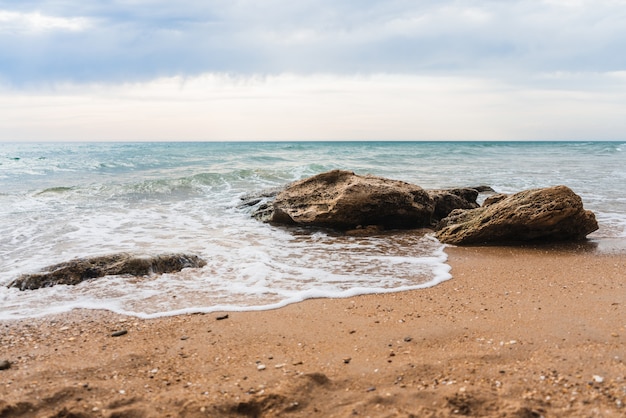 Bellissimo scatto di onde su una spiaggia sabbiosa