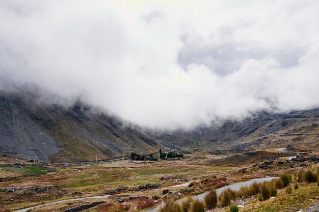 Bellissimo scatto di parzialmente coperto da una montagna nuvolosa