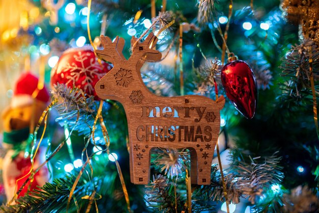Bellissimo scatto di un albero di Natale decorato su sfocato