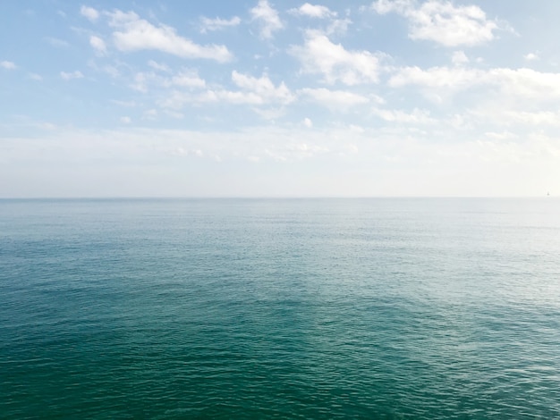 Bellissimo scatto di un cielo azzurro sopra un mare al mattino