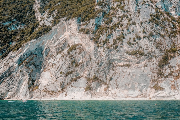 Bellissimo scatto di un'isola tropicale circondata da acqua limpida in una giornata di sole