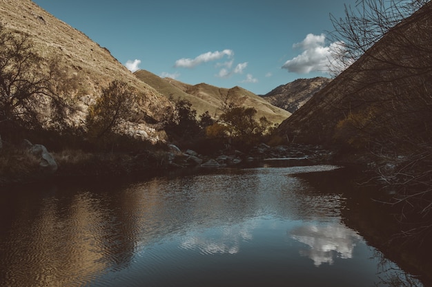 Bellissimo scatto di un lago tra alte montagne e colline