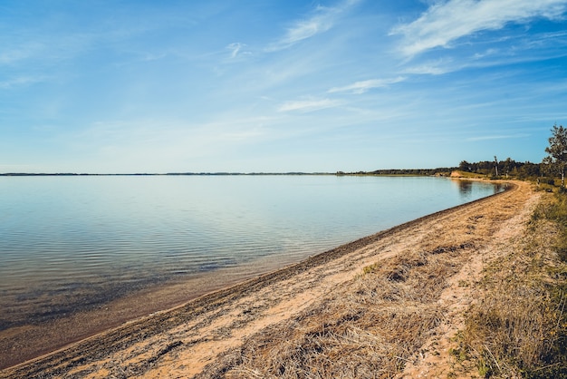 Bellissimo scatto di un lago tranquillo alla luce del sole