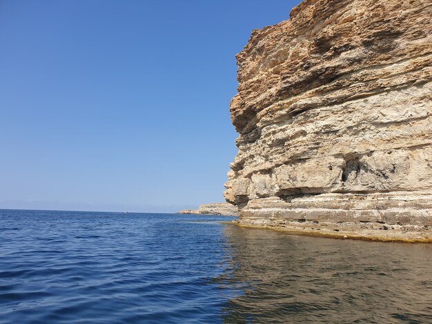 Bellissimo scatto di un mare con una scogliera