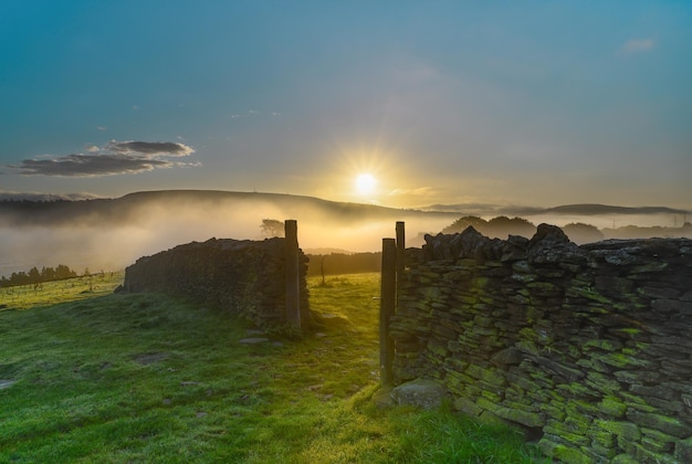 Bellissimo scatto di un muro di pietra nel paesaggio naturale