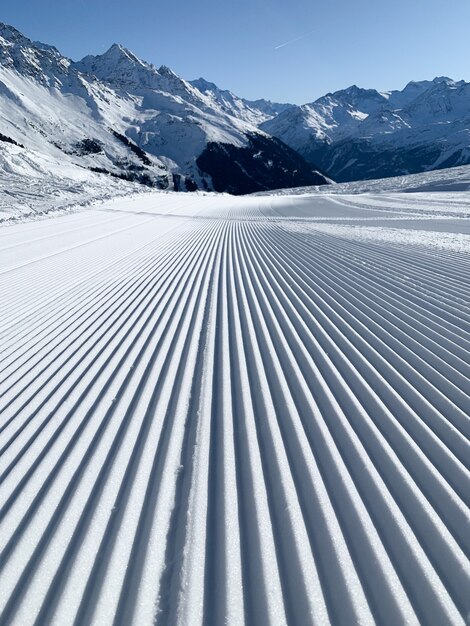 Bellissimo scatto di un paesaggio di montagna innevato con linee perfette