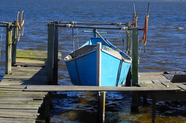 Bellissimo scatto di un peschereccio in riva al mare