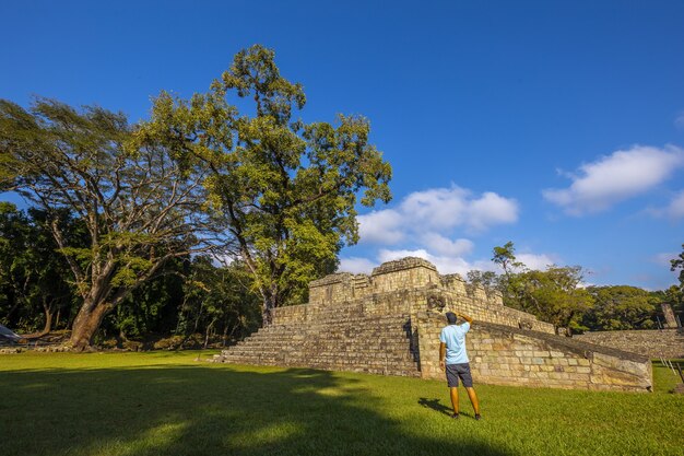 Bellissimo scatto di un turista che visita Copan Ruinas e le sue bellissime rovine Maya in Honduras