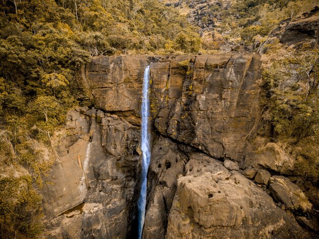 Bellissimo scatto di una cascata circondata da alberi in Papua Nuova Guinea