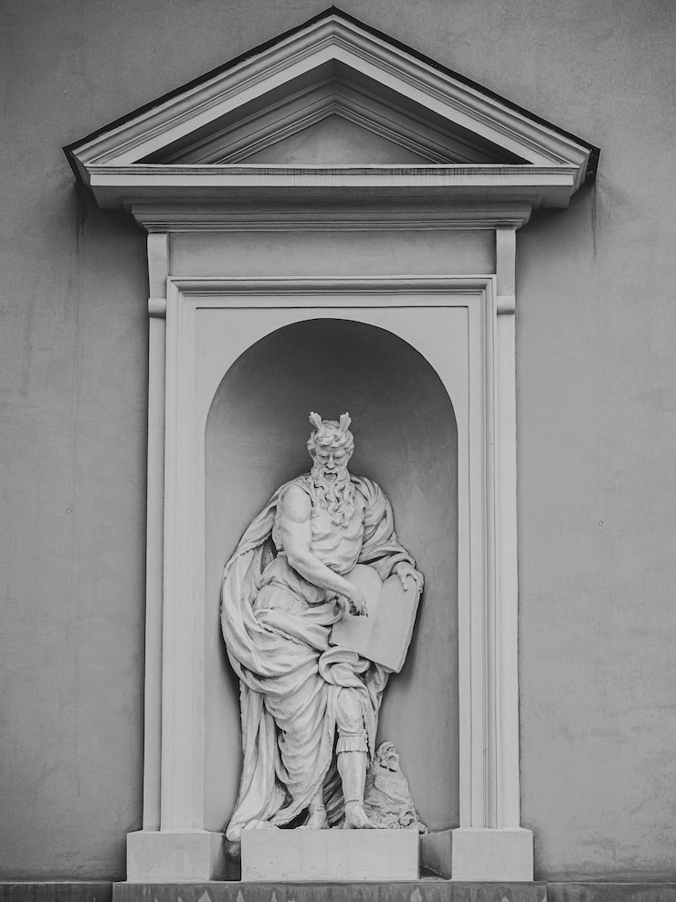 Foto gratuito bellissimo scatto di una scultura di nicchia bianca di un uomo anziano