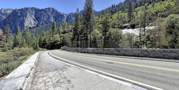 Bellissimo scatto di una strada per Half Dome nel Parco nazionale della Yosemite Valley in California