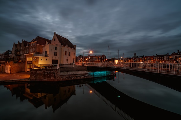 Bellissimo scatto notturno della città di Middelburg nei Paesi Bassi