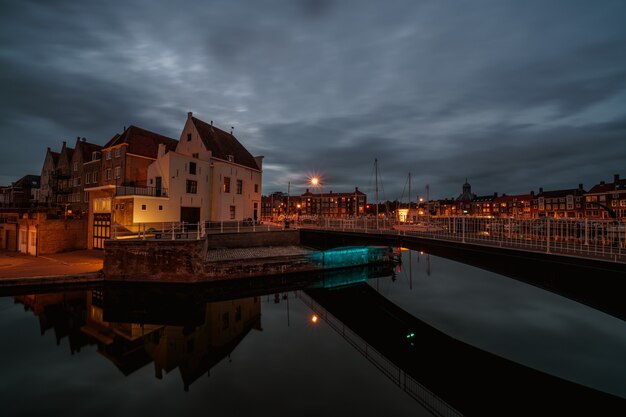 Bellissimo scatto notturno della città di Middelburg nei Paesi Bassi