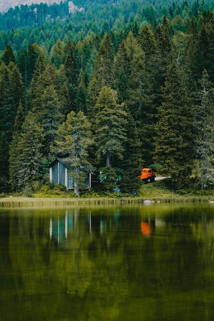 Bellissimo scatto verticale del paesaggio rurale in riva al lago