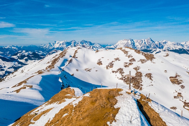 Bellissimo scenario di un paesaggio montuoso coperto di neve in Austria