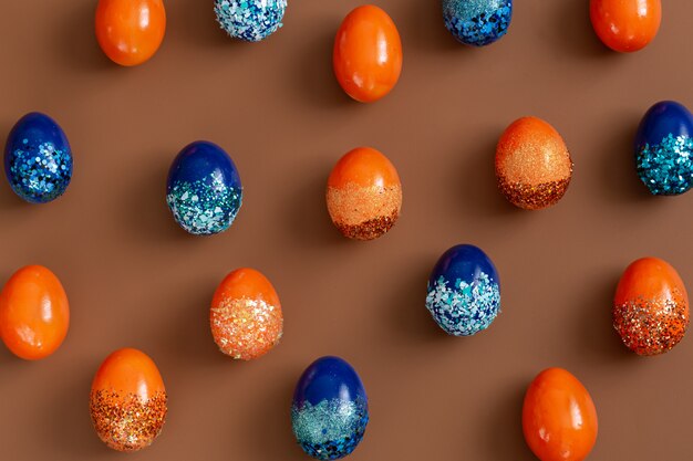 Bellissimo sfondo di Pasqua con uova decorative arancione e blu.