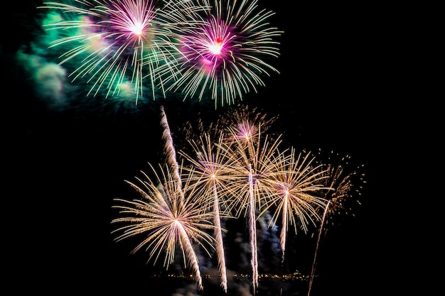 Bellissimo spettacolo pirotecnico colorato di notte per festeggiare