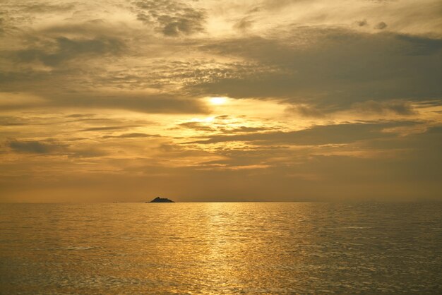 Bellissimo tramonto sulla spiaggia