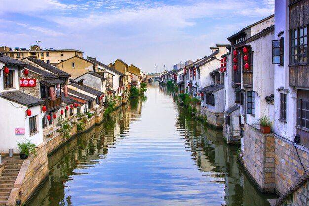 Bellissimo villaggio con un fiume