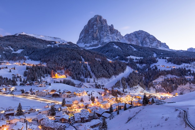 Bellissimo villaggio in una montagna innevata