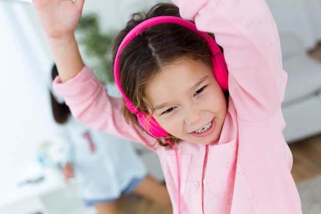 Bello bambino ascoltare musica e ballare a casa.