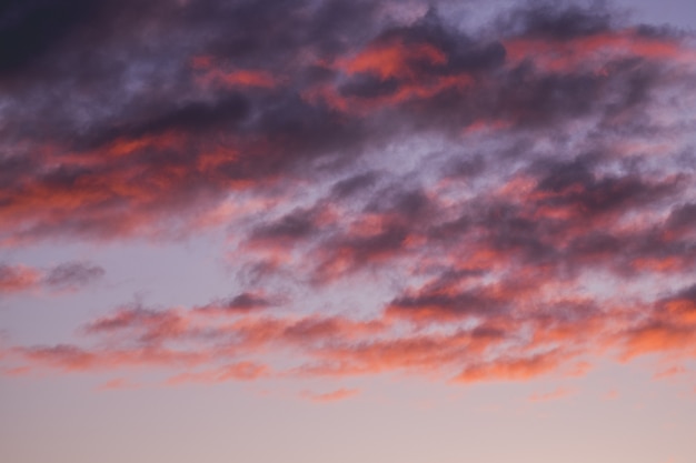 Bello cielo nuvoloso rosso al tramonto