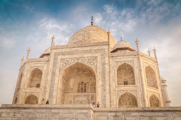 Bello colpo del primo piano dell'edificio Taj Mahal ad Agra India sotto un cielo nuvoloso