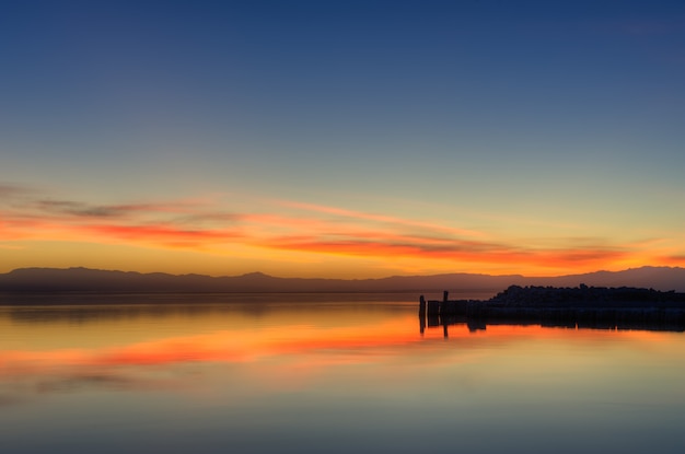 Bello colpo del riflesso del cielo arancione del tramonto nell'acqua