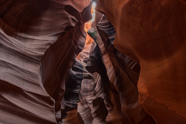 Bello colpo dell'interno di una caverna con le strutture meravigliose in Antelope Canyon, USA