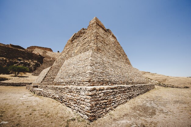 Bello colpo della piramide di La Quemada Zacatecas con un cielo blu