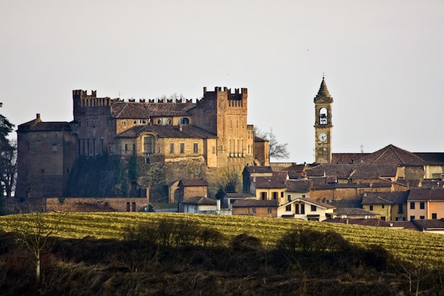 Bello colpo delle costruzioni con un campanile nella distanza e un cielo bianco