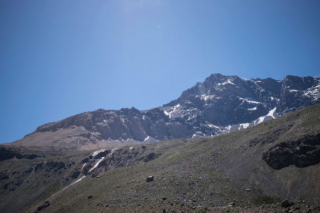 Bello colpo delle montagne e delle colline rocciose vicino ad un lago