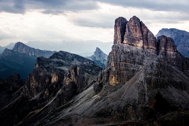 Bello colpo delle montagne sotto un cielo nuvoloso