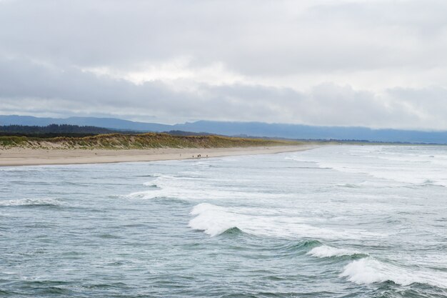 Bello colpo delle onde di oceano un giorno nuvoloso triste